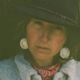 Woman, without guitar