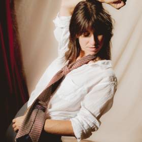 Woman without guitar